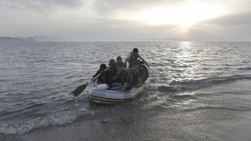 Αφγανοί πρόσφυγες αποβιβάζονται στα ελληνικά παράλια